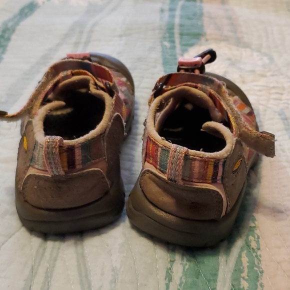 Girls Size 10 Keens - Picture 3 of 5